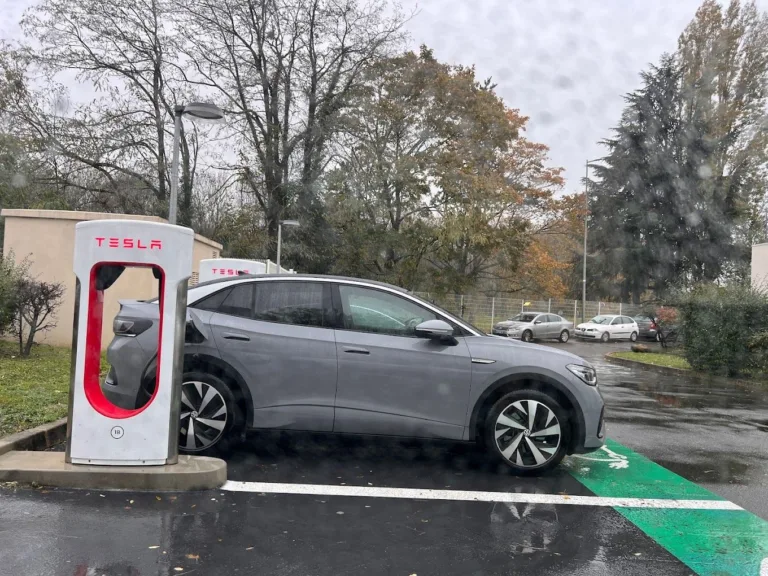 Bon plan : Le tarif baisse aux Superchargers, rechargez dès 0,18 cts au Novotel d&rsquo;Évry !