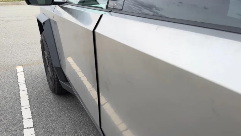 Un célèbre Youtubeur américain découvre un écart de porte épique sur le Cybertruck de Tesla