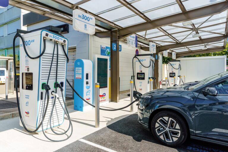 La Course au Leadership des Bornes de Recharge Haute Puissance en France : Où se Place TotalEnergies?