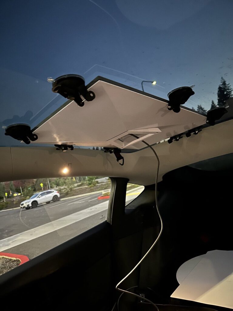 Il installe une antenne Starlink dans sa Tesla