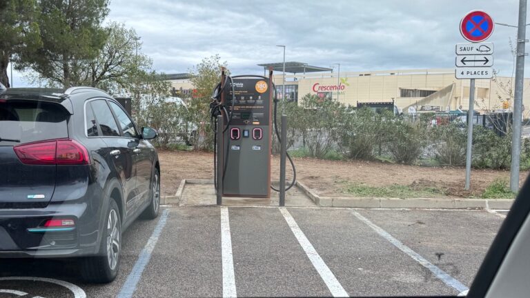 Apprenez l’électromobilité avec cette photo de borne de recharge