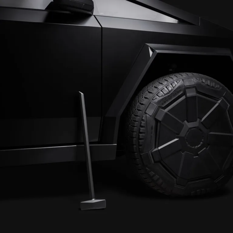 Le marteau Tesla : « gagné, pas donné », le nouvel accessoire pour les passionnés