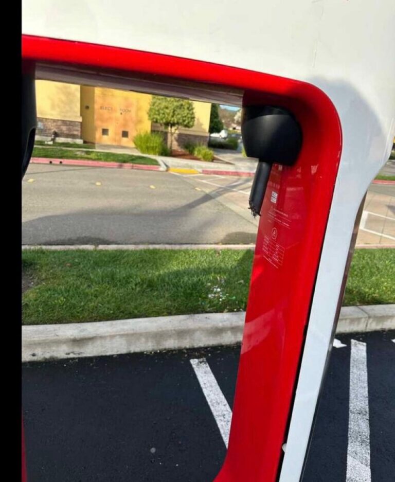 « Vous êtes ridicule à couper les câbles », un propriétaire de Tesla critique les dégradations aux Superchargers