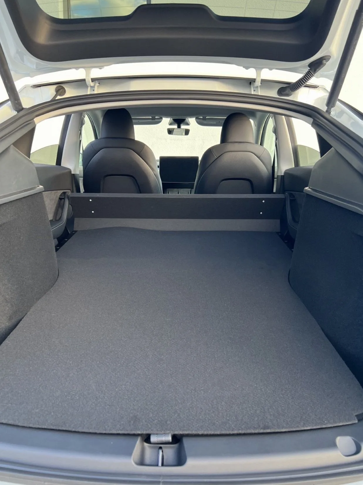 Coffre d'une Tesla Model Y avec les sièges arrière rabattus