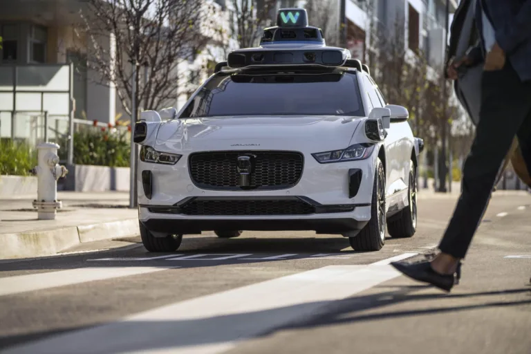 Un véhicule autonome Waymo se retrouve bloqué sur un chantier