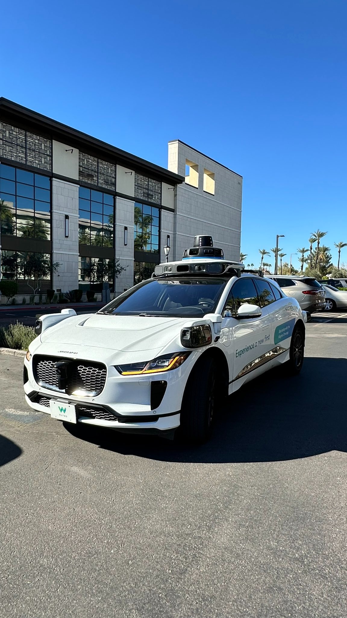 Waymo s'étend à Los Angeles malgré des défis réglementaires et sociaux