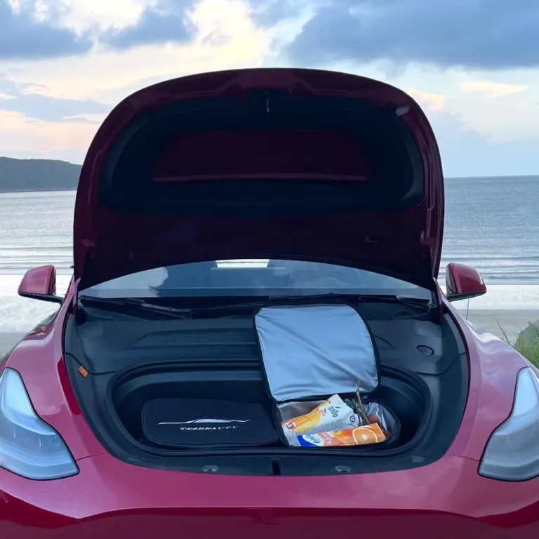 Glacière rangée dans le frunk d'une Tesla rouge