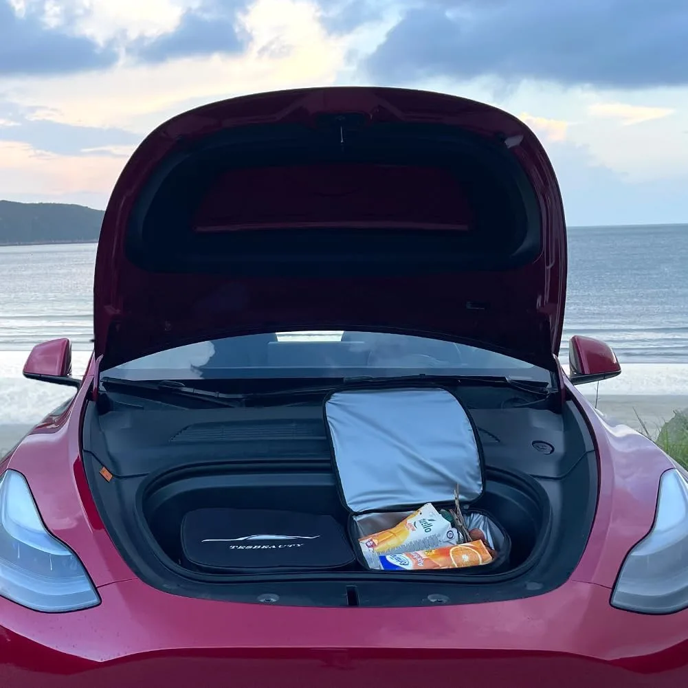 Glacière rangée dans le frunk d'une Tesla rouge