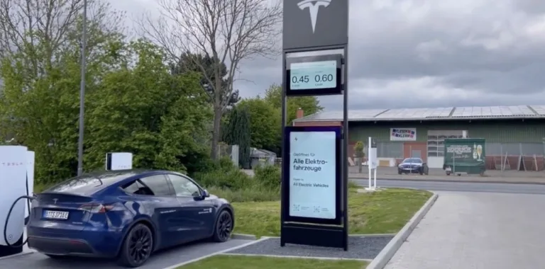 VIDEO d&rsquo;un premier supercharger Tesla avec un écran publicitaire