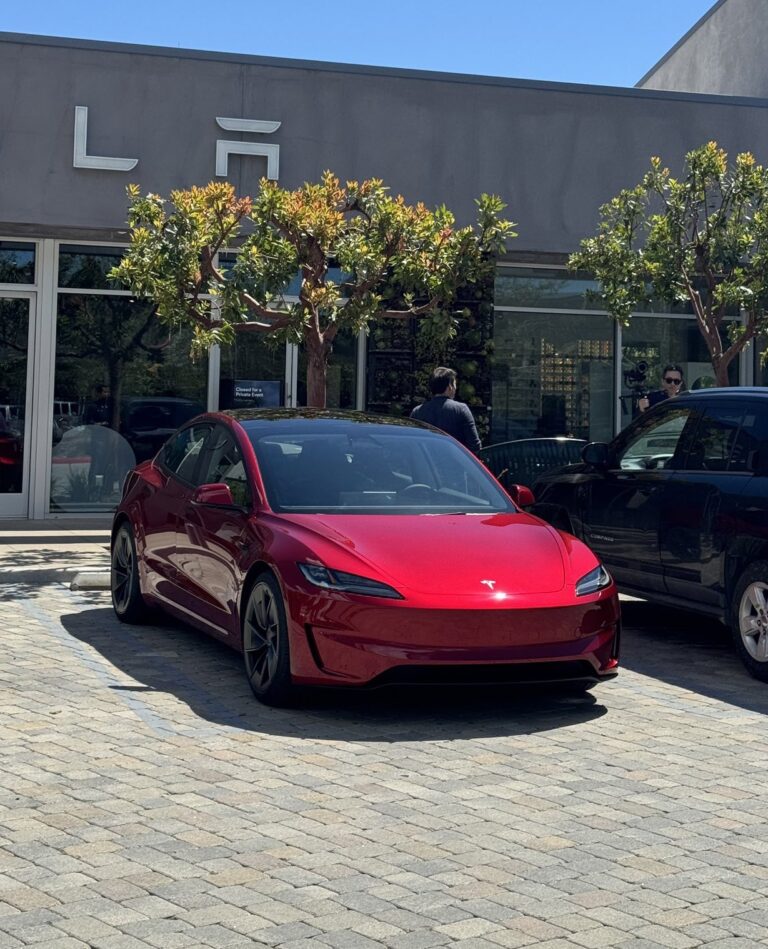 Voici la Tesla Model 3 Ludicrous dévoilée lors d’un événement privé au Showroom de Malibu
