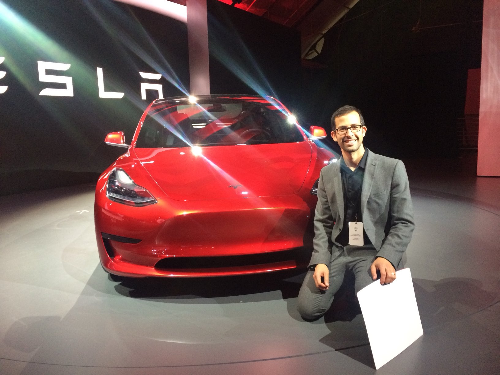 drew baglino devant tesla model 3