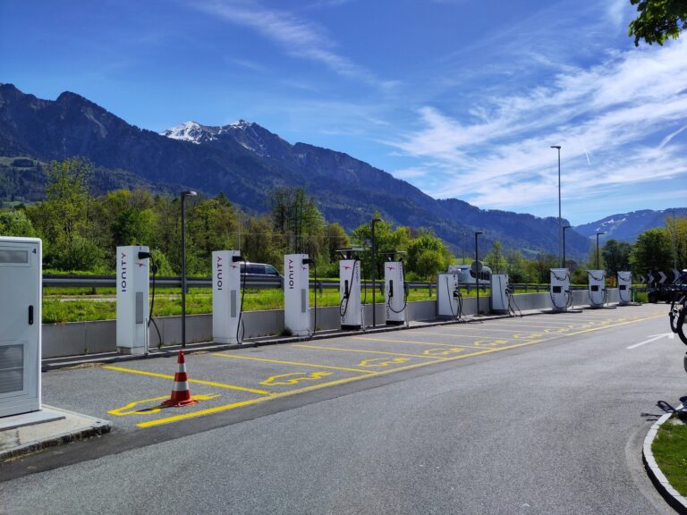Le site de recharge d’Heidiland : Un tournant pour la mobilité électrique en Suisse