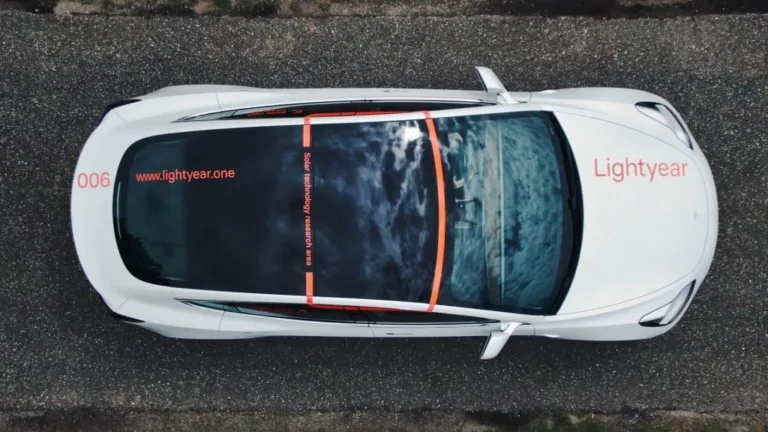 Pourquoi Tesla n&rsquo;a pas adopté le toit solaire sur ses véhicules ?