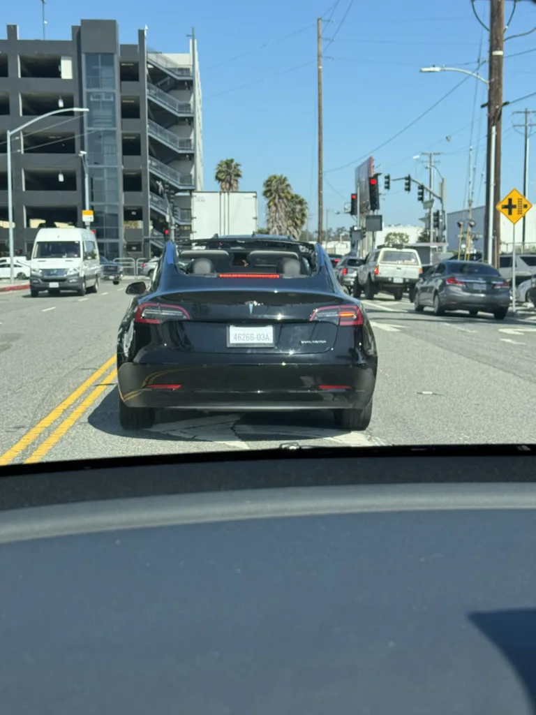 La photo incroyable d&rsquo;une Tesla model 3 décapotable