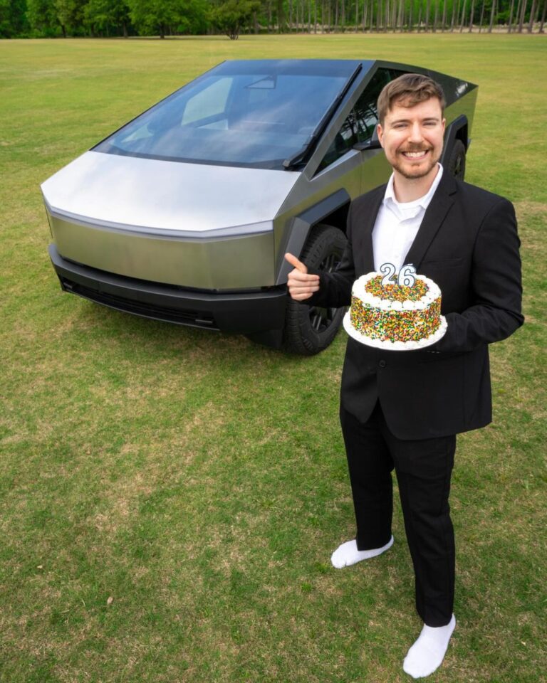 MrBeast célèbre son 26e anniversaire en grande pompe avec 25 Tesla Model 3 et un Cybertruck à gagner