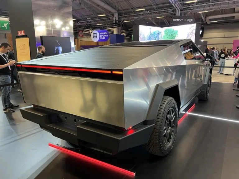 Vidéo incroyable d&rsquo;un Cybertruck capturé par drone en pleine nuit