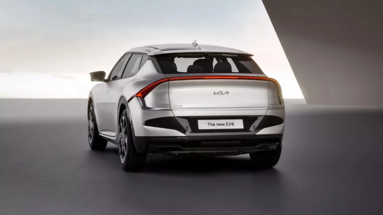 Kia EV6 grise en studio