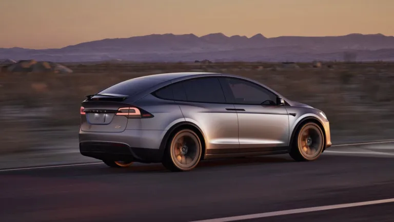 Tesla dévoile une vidéo de lancement pour la nouvelle couleur « Lunar Silver »