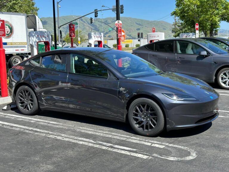 Photo incroyable de la Tesla Model 3 sans rétro : Un aperçu du futur avec la configuration Robotaxi ?