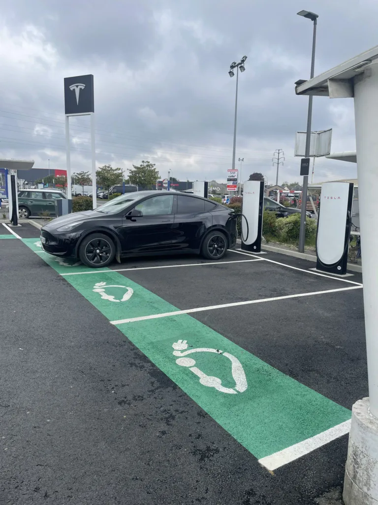Supercharger Tesla de Dinan : expérience immersive