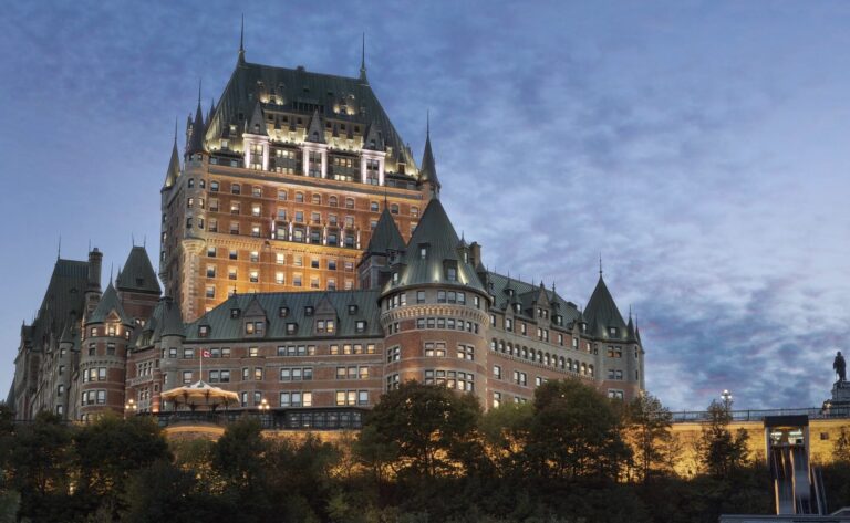 Les Joyaux Architecturaux des Hôtels Fairmont : Un Voyage Entre Tradition et Modernité