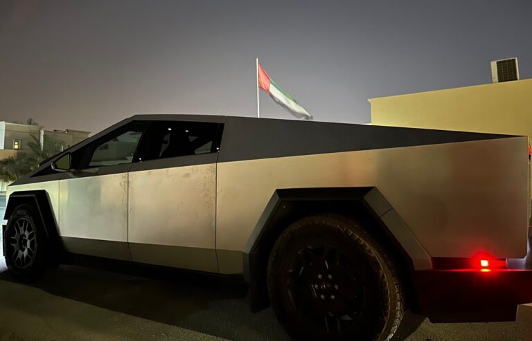 Le Premier Tesla Cybertruck importé aux Émirats Arabes Unis: Une Nouvelle Ère de Véhicules Électriques