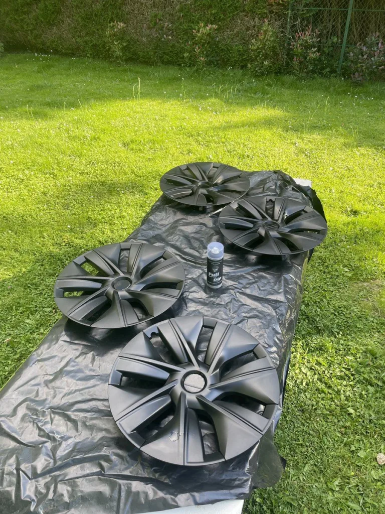 Transformez votre Tesla : L&rsquo;Art des Enjoliveurs Personnalisés avec la Peinture Vinyle