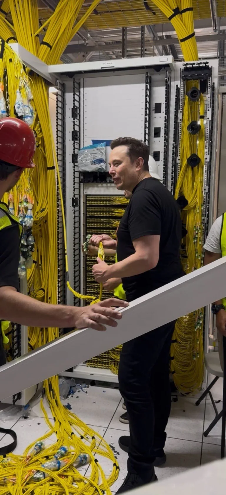 Photo incroyable d&rsquo;Elon Musk qui tire des câbles de fibre pour XAI