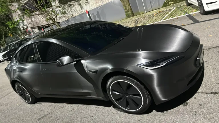 Photo incroyable d&rsquo;une Tesla Model 3 mate brossée