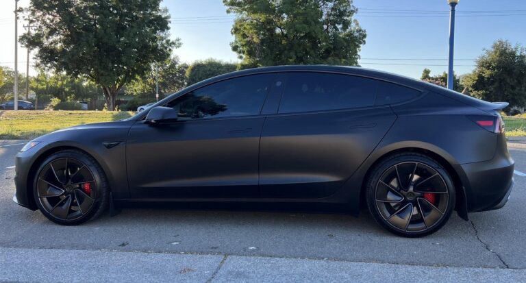 Le style époustouflant de la Tesla Model 3 Performance avec un film de protection satin noir