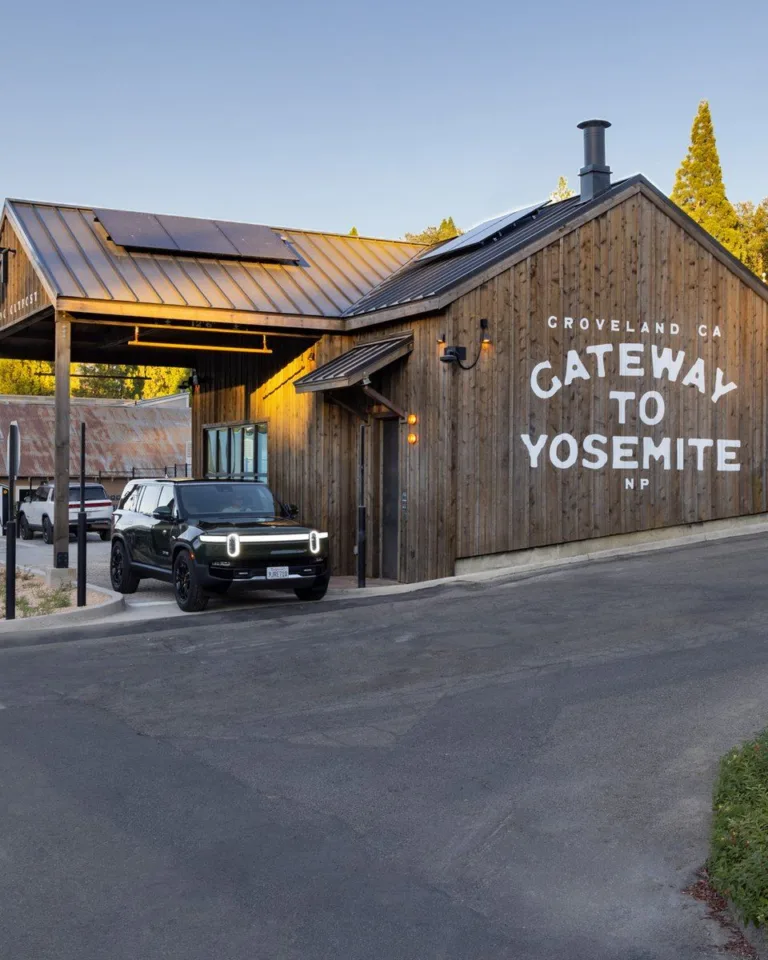 L&rsquo;innovation à Yosemite: Nouveau poste de charge rapide pour véhicules et voyageurs