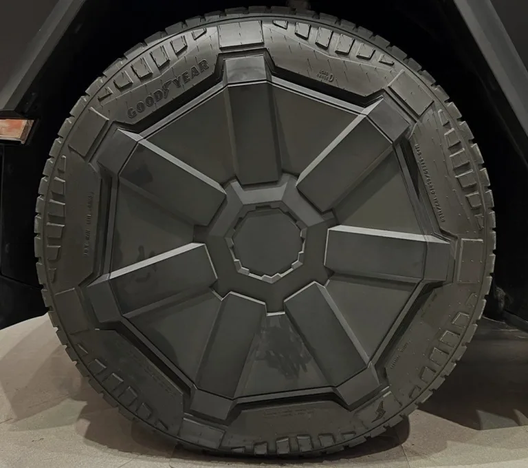 Tesla introduit de nouvelles jantes aérodynamiques pour le Cybertruck