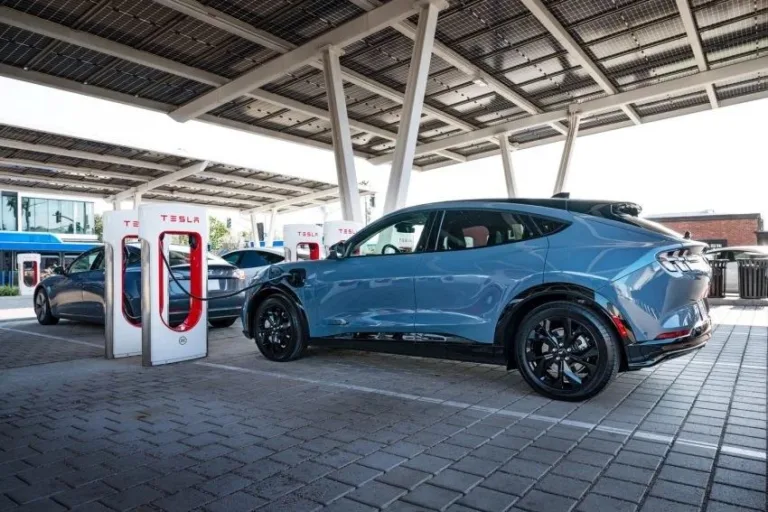 Elon Musk partage une photo d&rsquo;une Ford Mach-E branchée sur un Supercharger Tesla