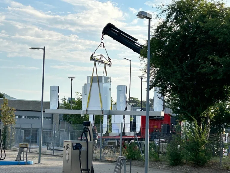 Photo incroyable d&rsquo;une station Supercharger en lévitation
