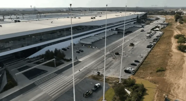 Giga Texas : Trois nouveaux mâts de drapeau érigés à l&rsquo;entrée de l&rsquo;usine Tesla