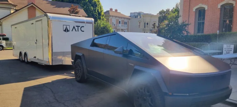 L&rsquo;invasion des véhicules Tesla dans les studios Warner Bros.