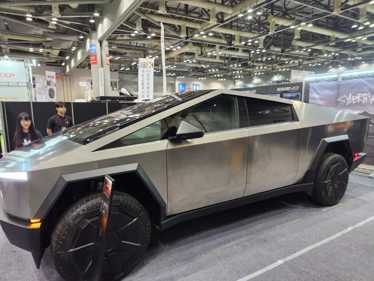 Un Tesla Cybertruck exposé dans un centre commercial pour démontrer sa robustesse