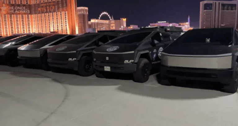 Un Spectacle de Lumière Éblouissant de Tesla Cybertruck Illuminé à Las Vegas