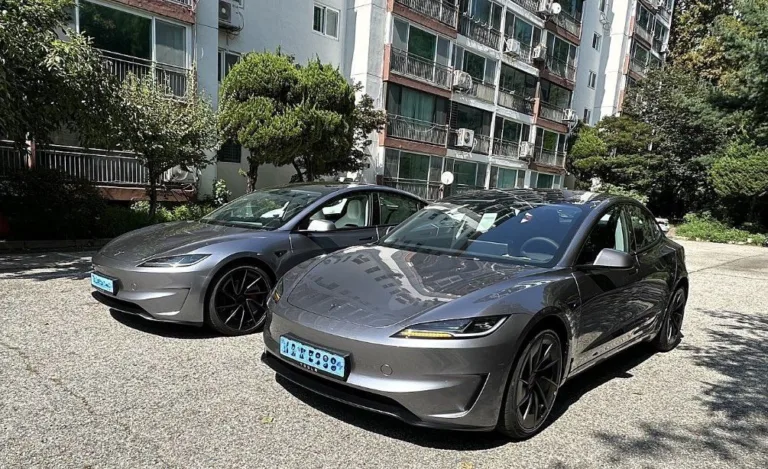 Deux Tesla Model 3 Quicksilver garées côte à côte
