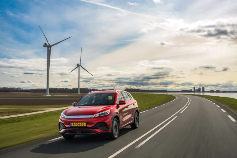 BYD vs Tesla : Comparatif des deux marques de voitures électriques phares du marché