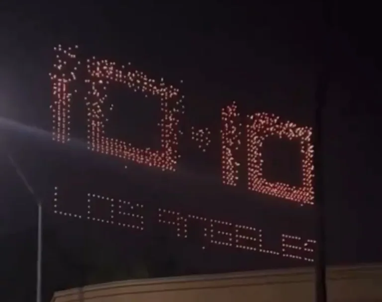 We, Robot : Spoiler Alert – Tesla prépare un spectacle de drones spectaculaire pour ce soir !
