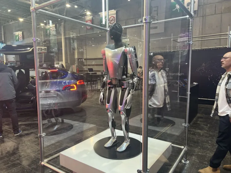 Tesla Optimus : Le robot humanoïde présent au mondial de l&rsquo;auto 2024