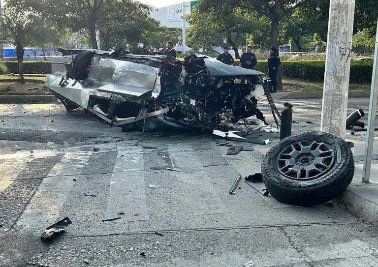Image choc d&rsquo;un Cybertruck explosé au Mexique