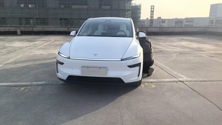 Vidéo Exceptionnelle d’une Tesla Model Y 2025 Blanche Qui Arrive dans un Showroom Tesla