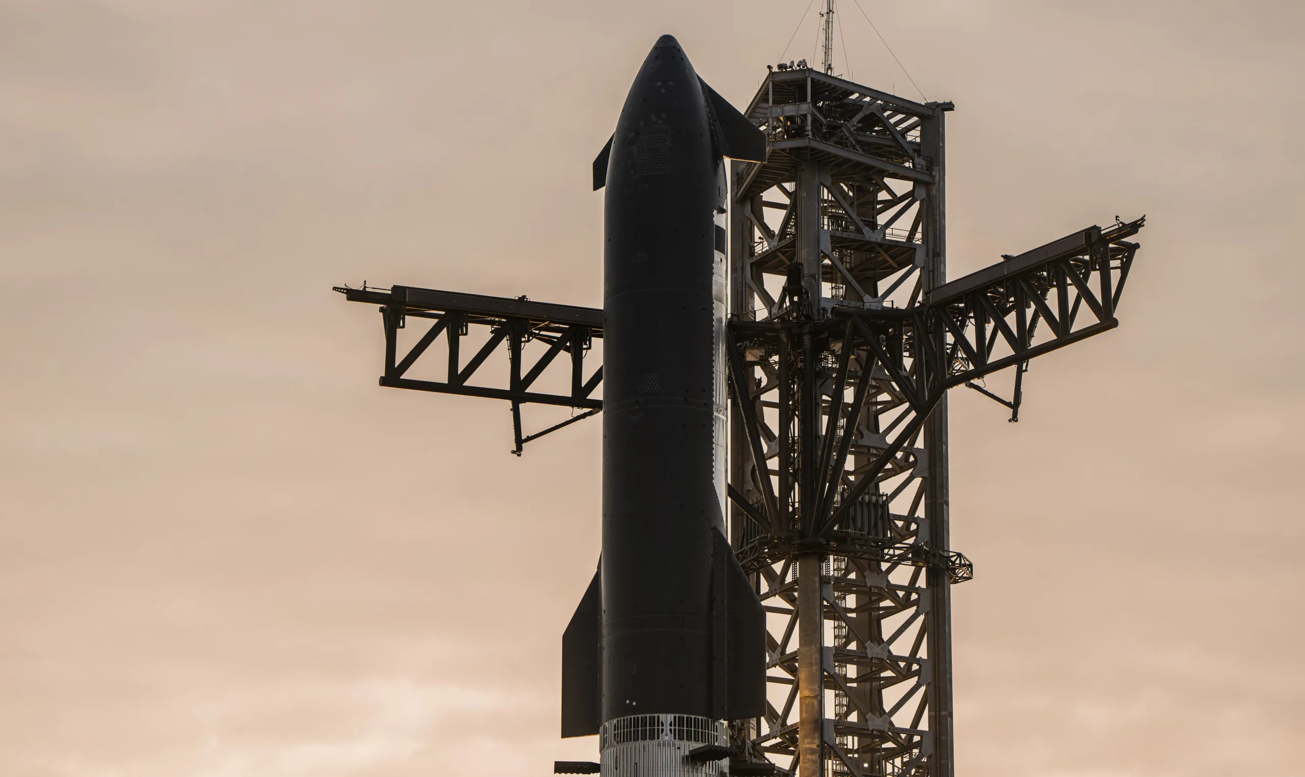 Un vaisseau Starship de SpaceX sur sa tour de lancement à Starbase, au Texas