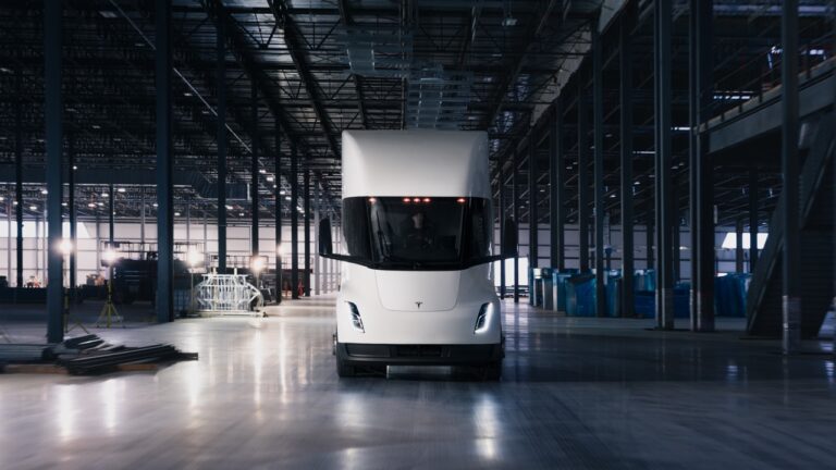 Le Design Innovant de l’Espace Conducteur du Tesla Semi