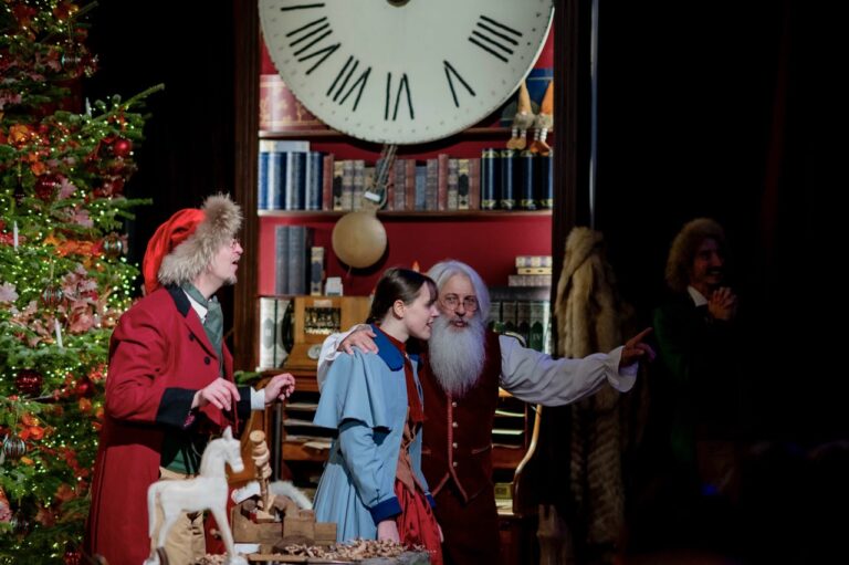 Plongée Immersive dans La Véritable Histoire du Père Noël au Grand Hôtel des Rêves