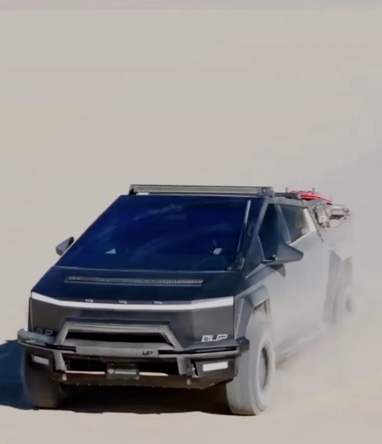 Vidéo incroyable d&rsquo;un Cybertruck en plein désert : la bête affronte les éléments