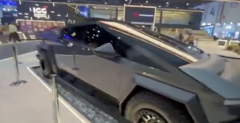 Le Tesla Cybertruck s&rsquo;expose au Yas Mall d&rsquo;Abu Dhabi