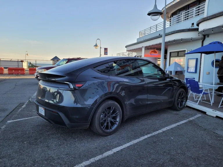 Photo incroyable d&rsquo;une Tesla Model Y avec les jantes Gemini à Santa Cruz